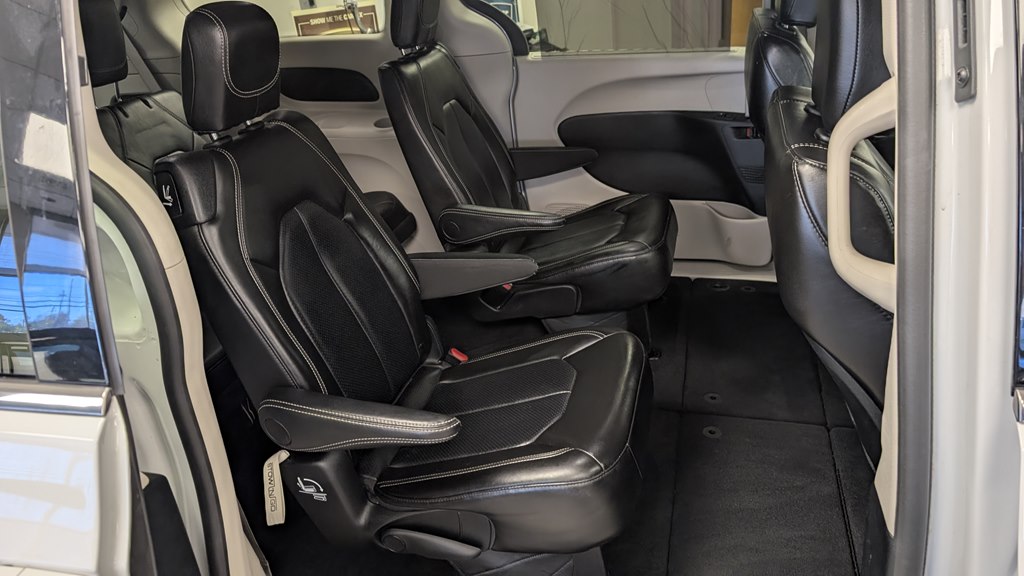 Photo 21 of this CHRYSLER PACIFICA