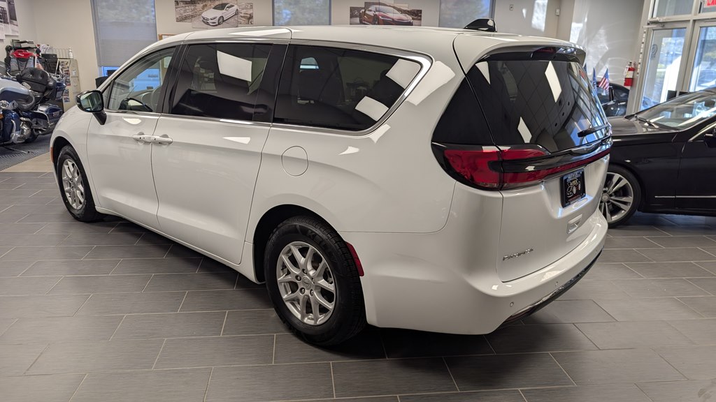 Photo 3 of this CHRYSLER PACIFICA