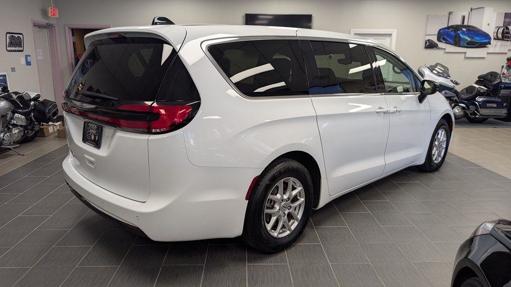 Photo 4 of this CHRYSLER PACIFICA