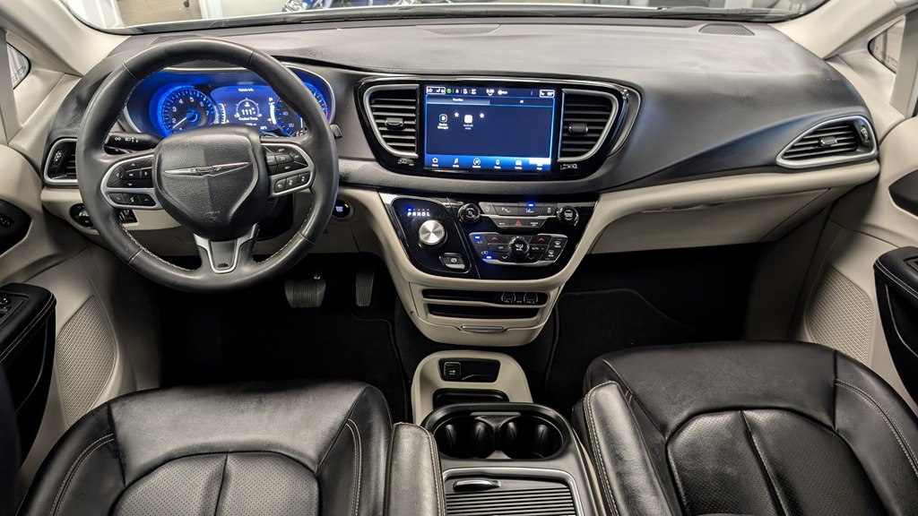 Photo 9 of this CHRYSLER PACIFICA