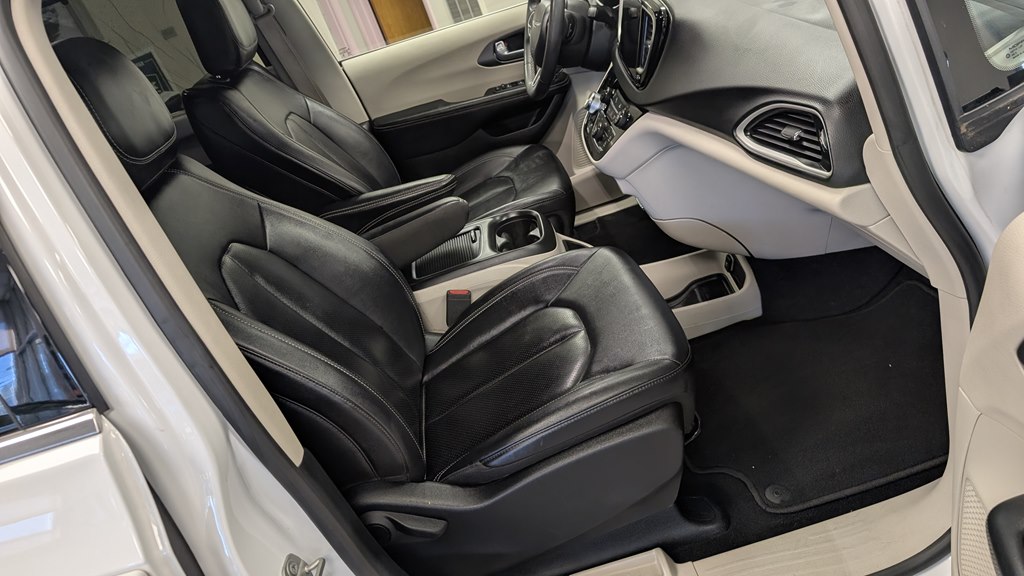 Photo 19 of this CHRYSLER PACIFICA