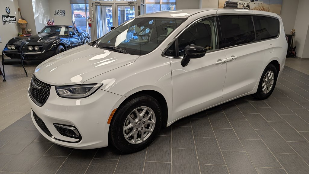 Photo 2 of this CHRYSLER PACIFICA