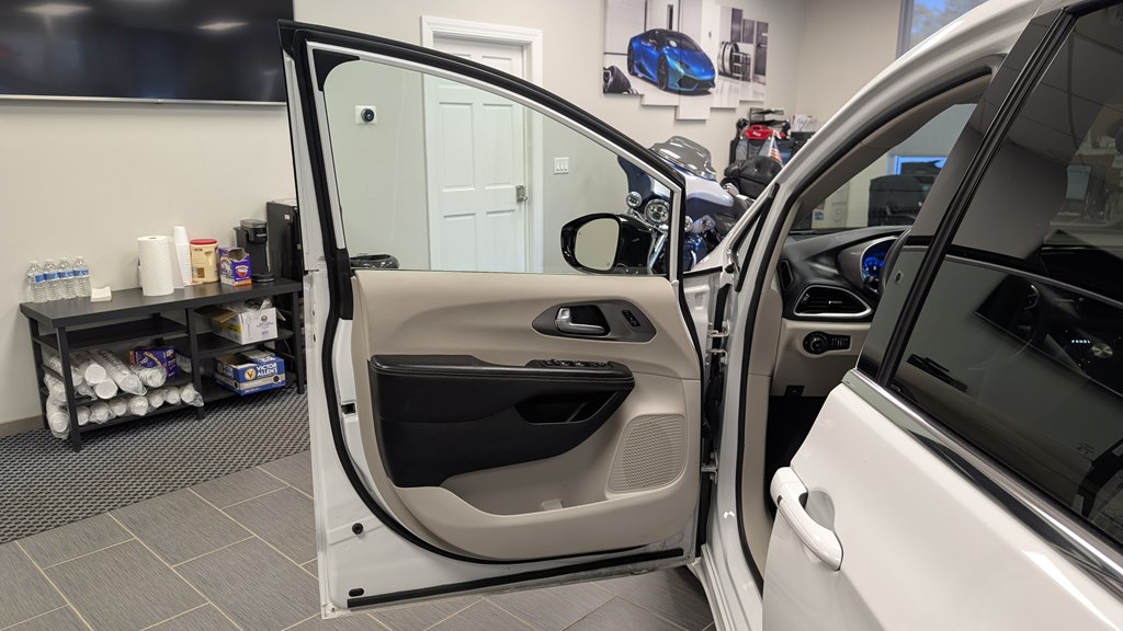 Photo 23 of this CHRYSLER PACIFICA