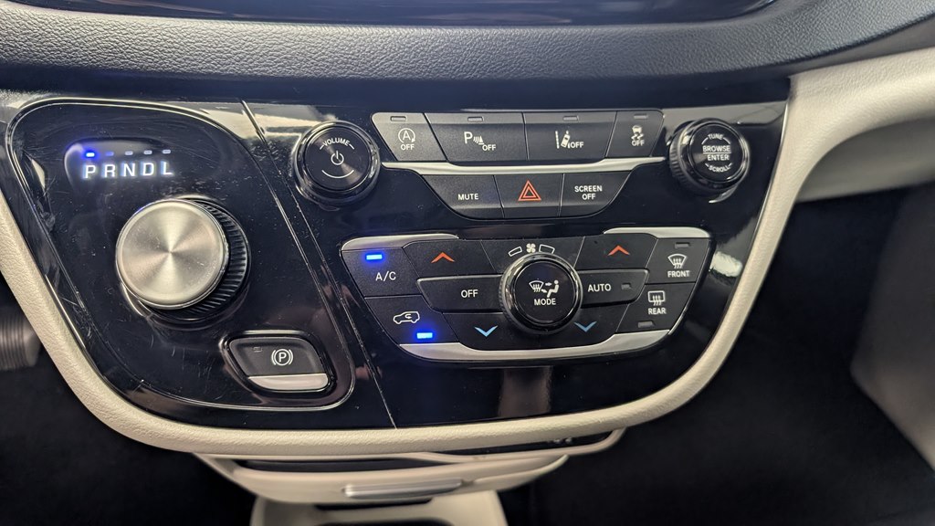 Photo 15 of this CHRYSLER PACIFICA