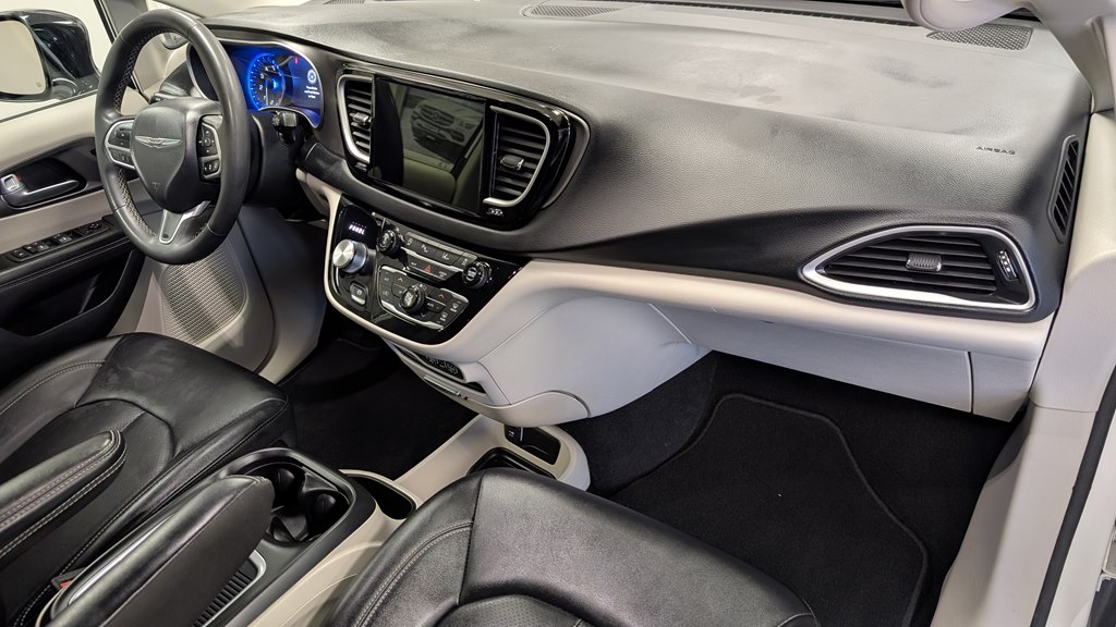 Photo 17 of this CHRYSLER PACIFICA