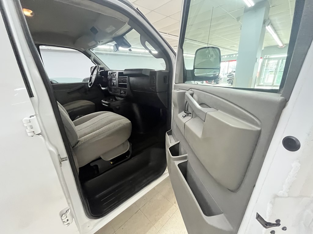 Photo 17 of this CHEVROLET EXPRESS