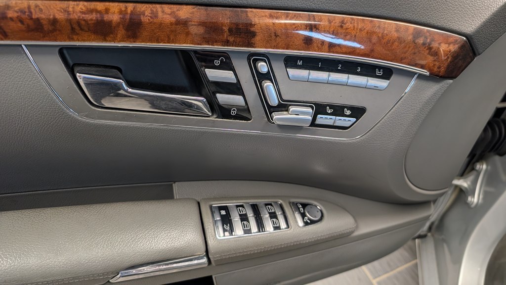 Photo 23 of this MERCEDES-BENZ S-CLASS