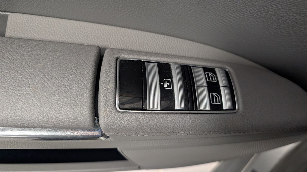 Photo 26 of this MERCEDES-BENZ S-CLASS
