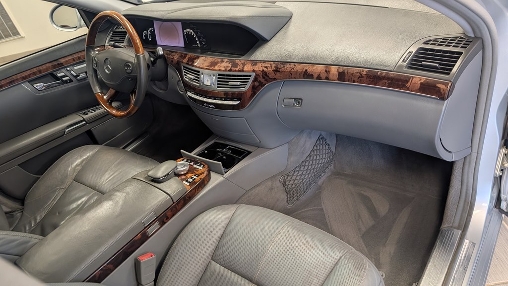 Photo 17 of this MERCEDES-BENZ S-CLASS