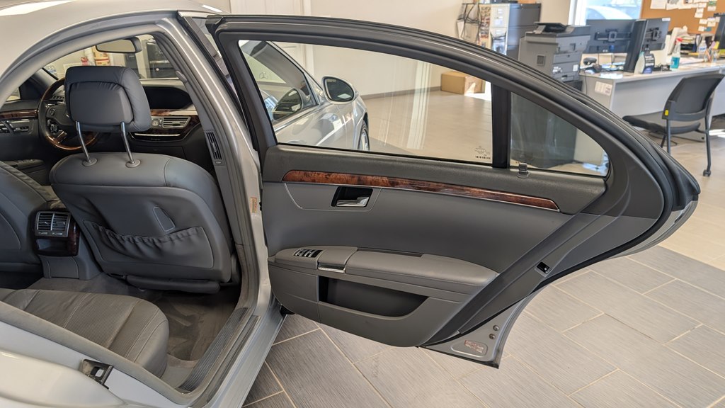 Photo 27 of this MERCEDES-BENZ S-CLASS