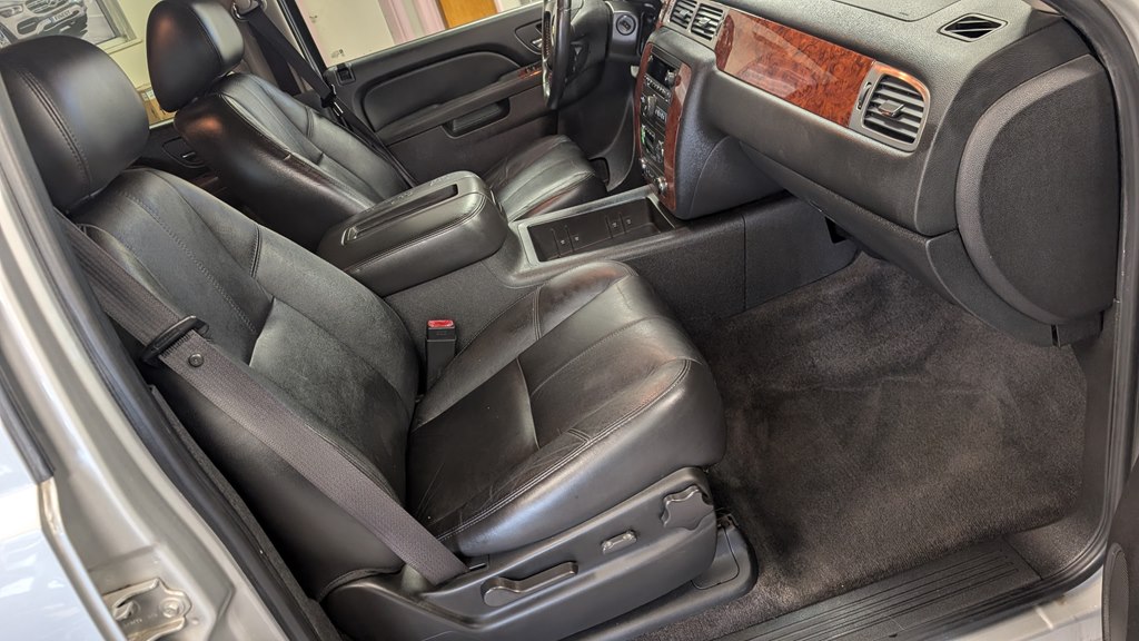 Photo 16 of this CHEVROLET SUBURBAN