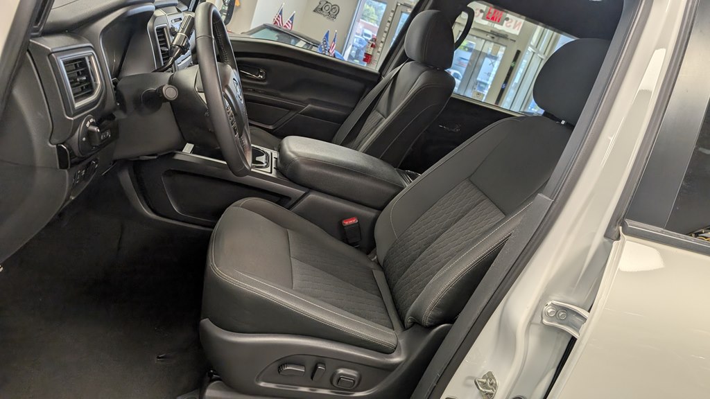 Photo 17 of this NISSAN TITAN