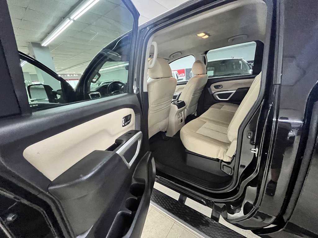 Photo 17 of this NISSAN TITAN XD