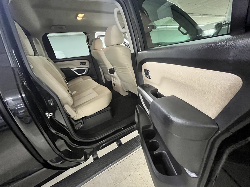 Photo 18 of this NISSAN TITAN XD