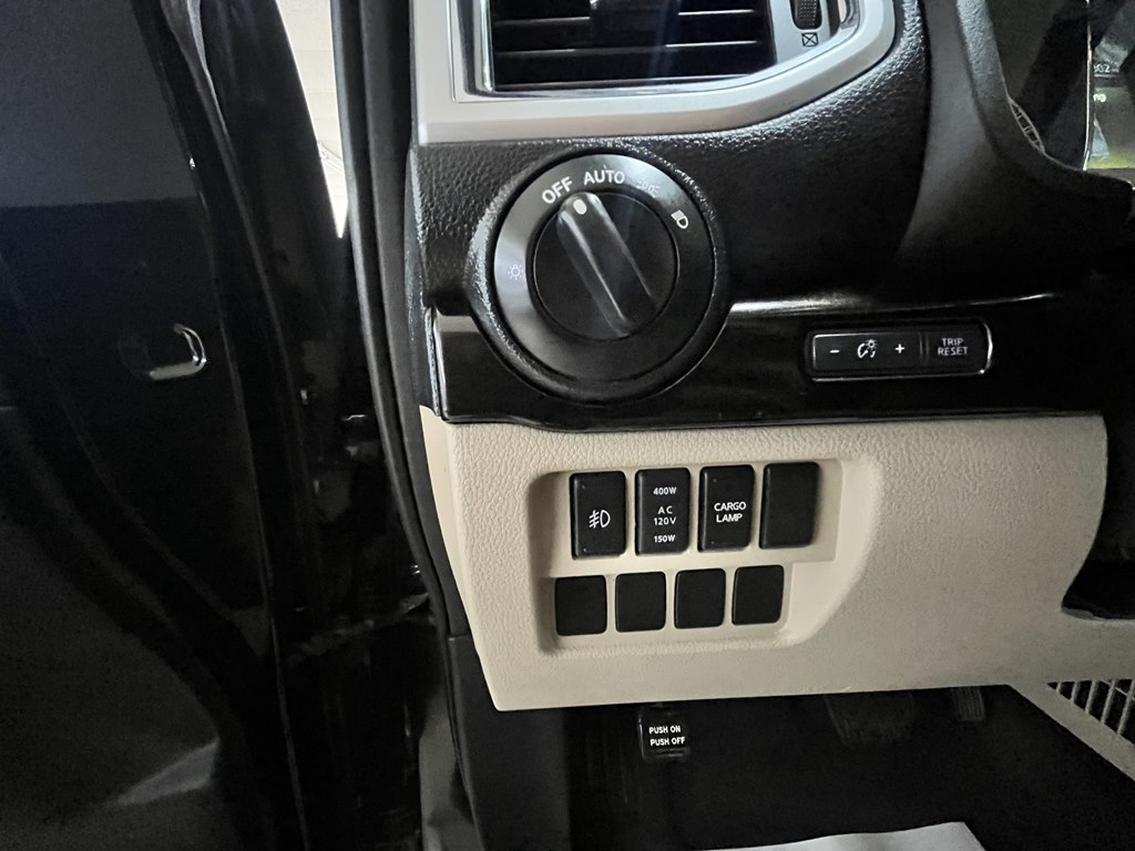 Photo 14 of this NISSAN TITAN XD