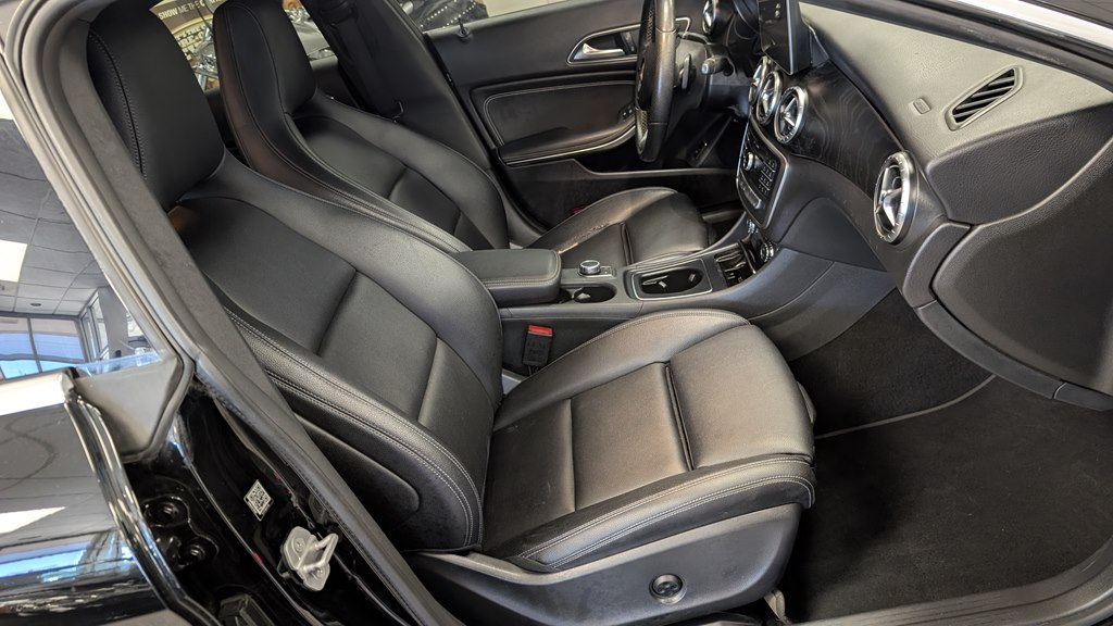 Photo 20 of this MERCEDES-BENZ CLA