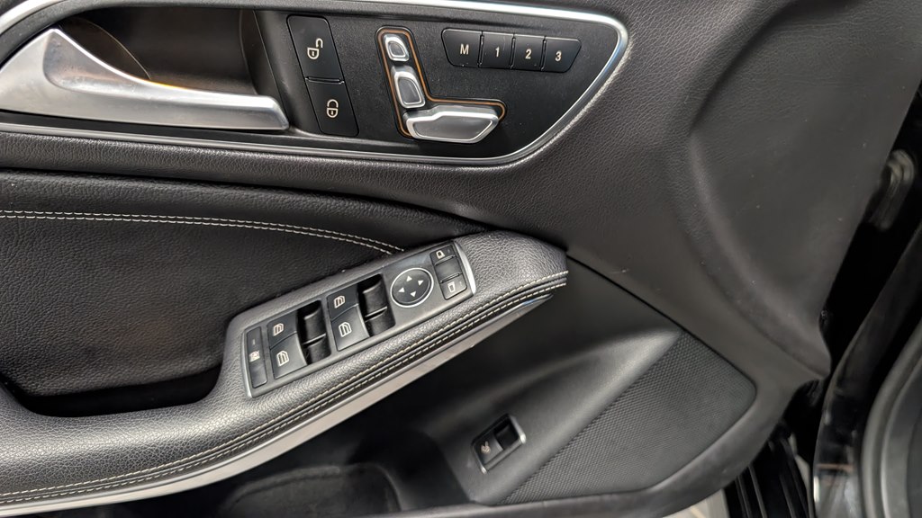 Photo 24 of this MERCEDES-BENZ CLA
