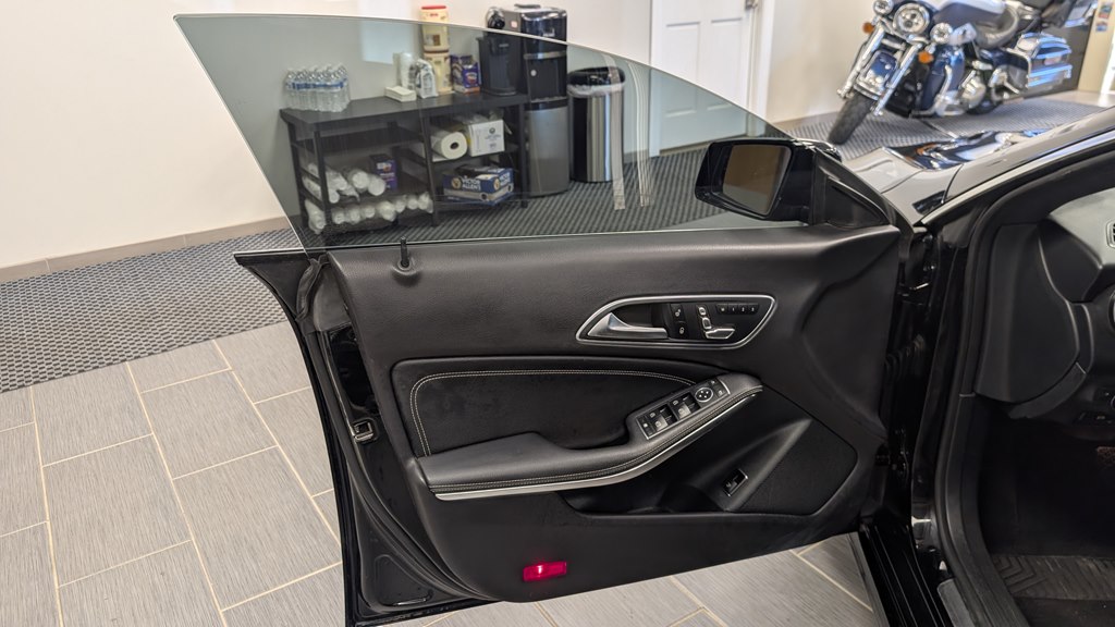 Photo 23 of this MERCEDES-BENZ CLA