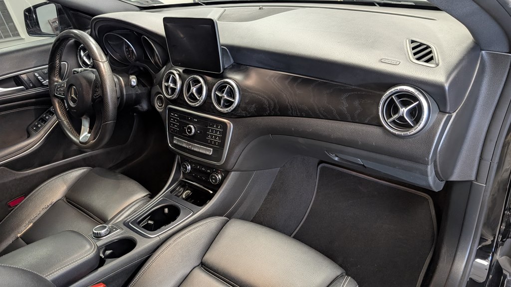Photo 18 of this MERCEDES-BENZ CLA