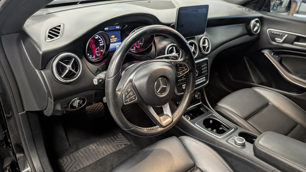 Photo 17 of this MERCEDES-BENZ CLA