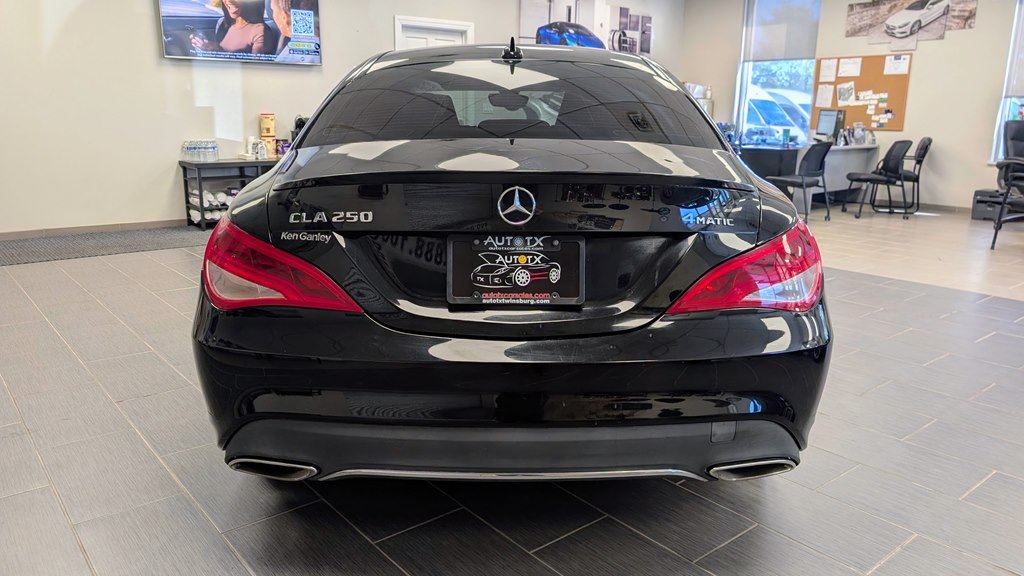 Photo 5 of this MERCEDES-BENZ CLA