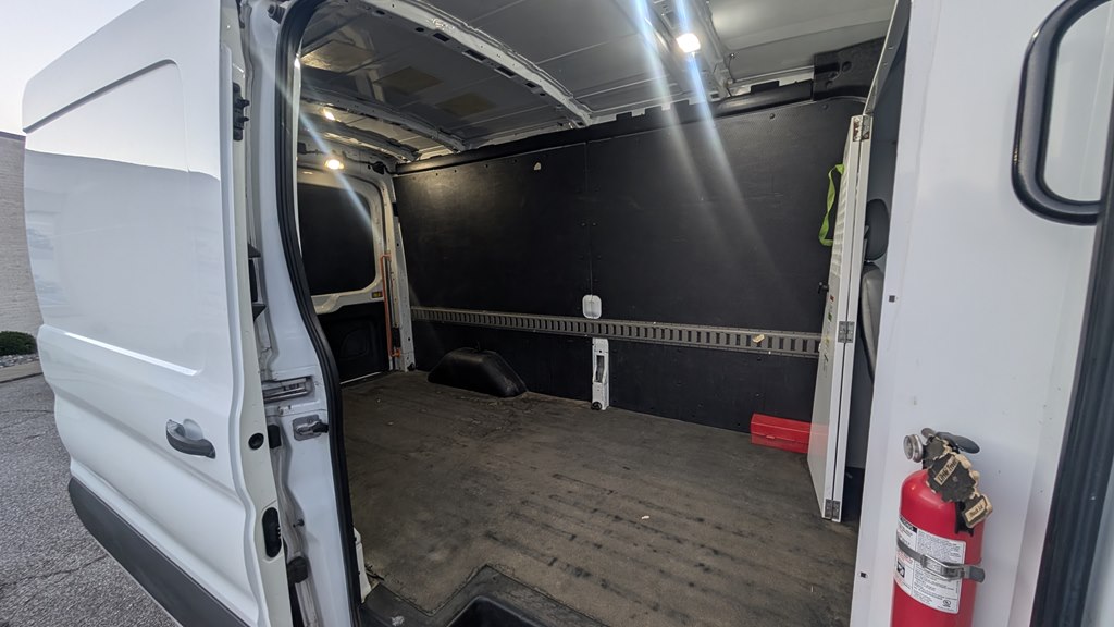 Photo 23 of this FORD TRANSIT