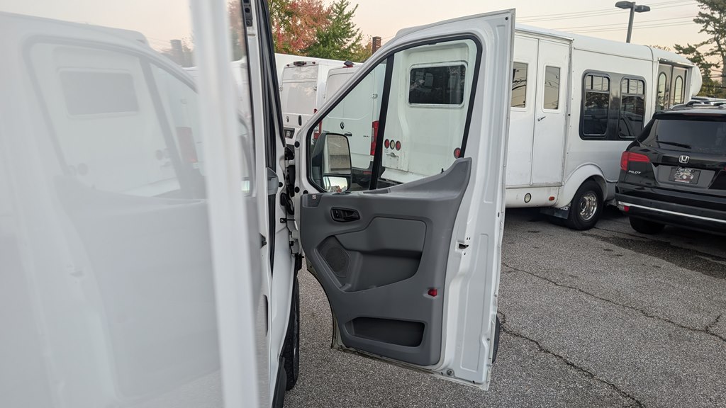 Photo 21 of this FORD TRANSIT