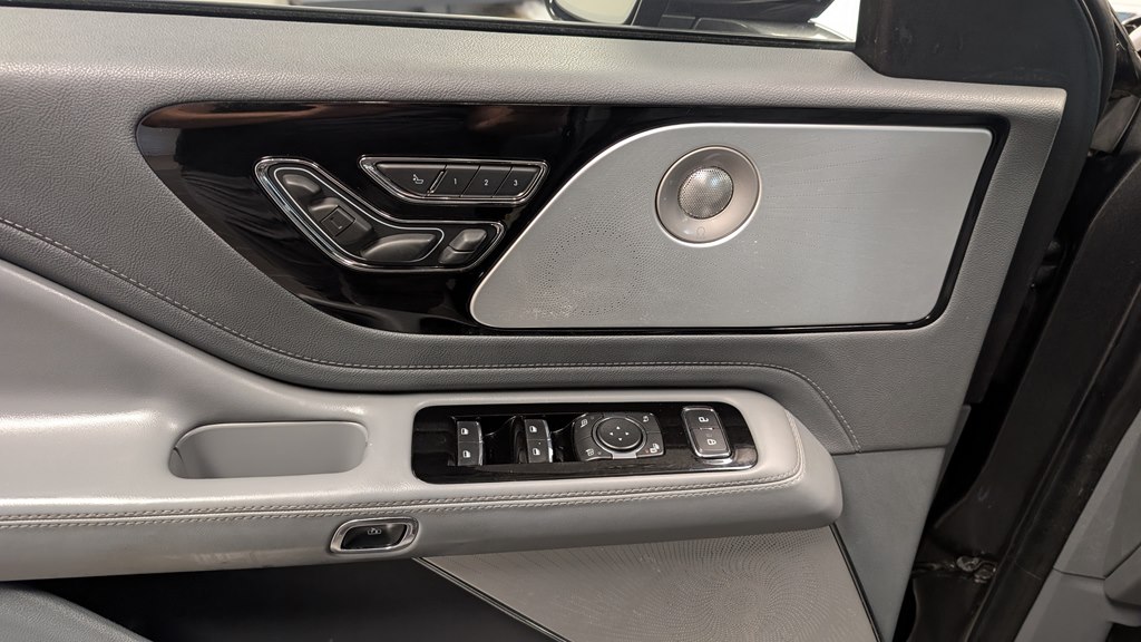 Photo 28 of this LINCOLN AVIATOR