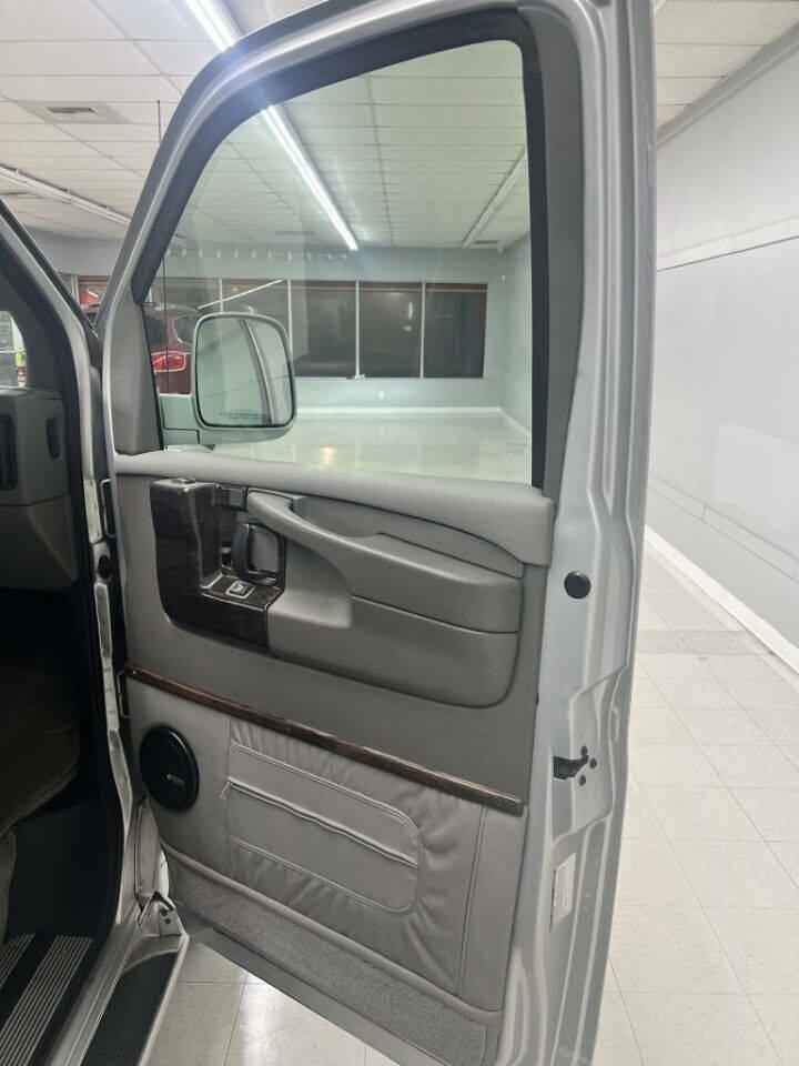 Photo 19 of this CHEVROLET EXPRESS G1500