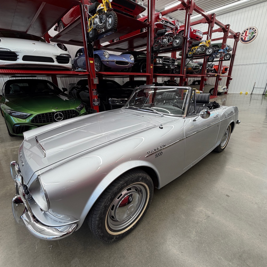 Photo 2 of this DATSUN 2000