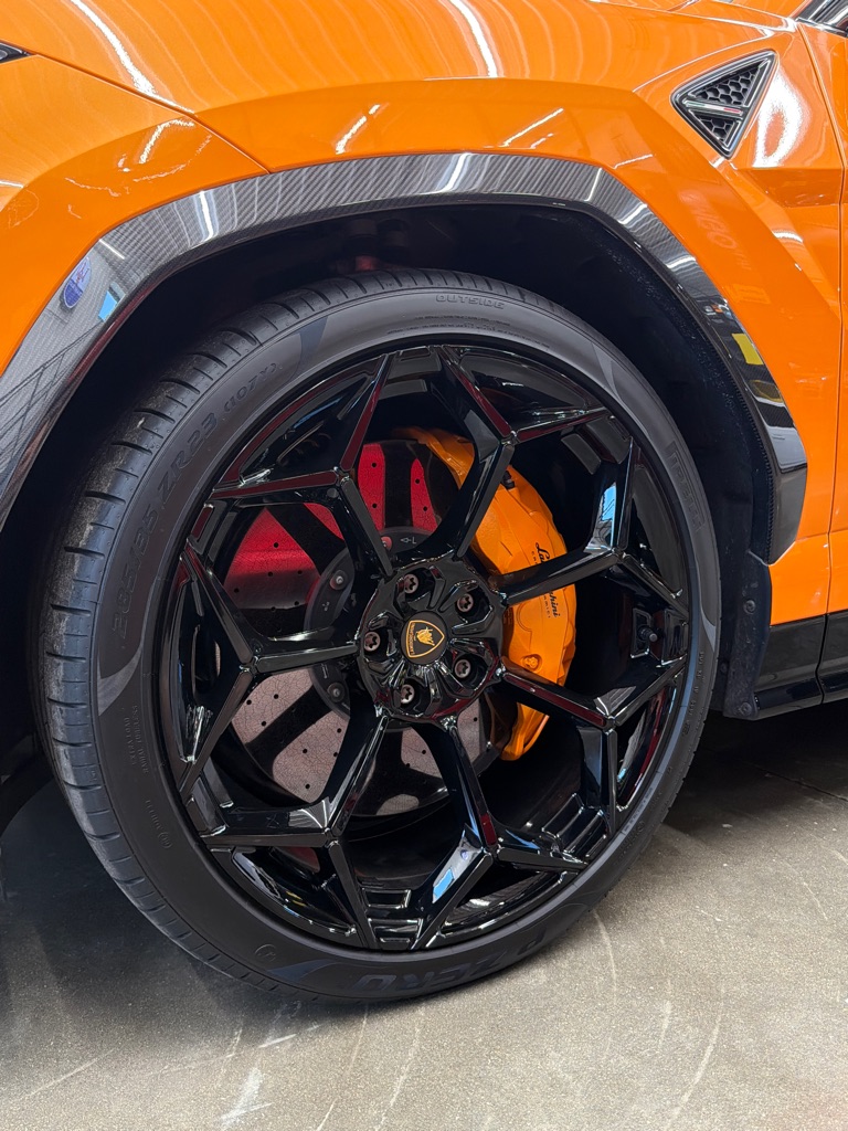 Photo 39 of this LAMBORGHINI URUS