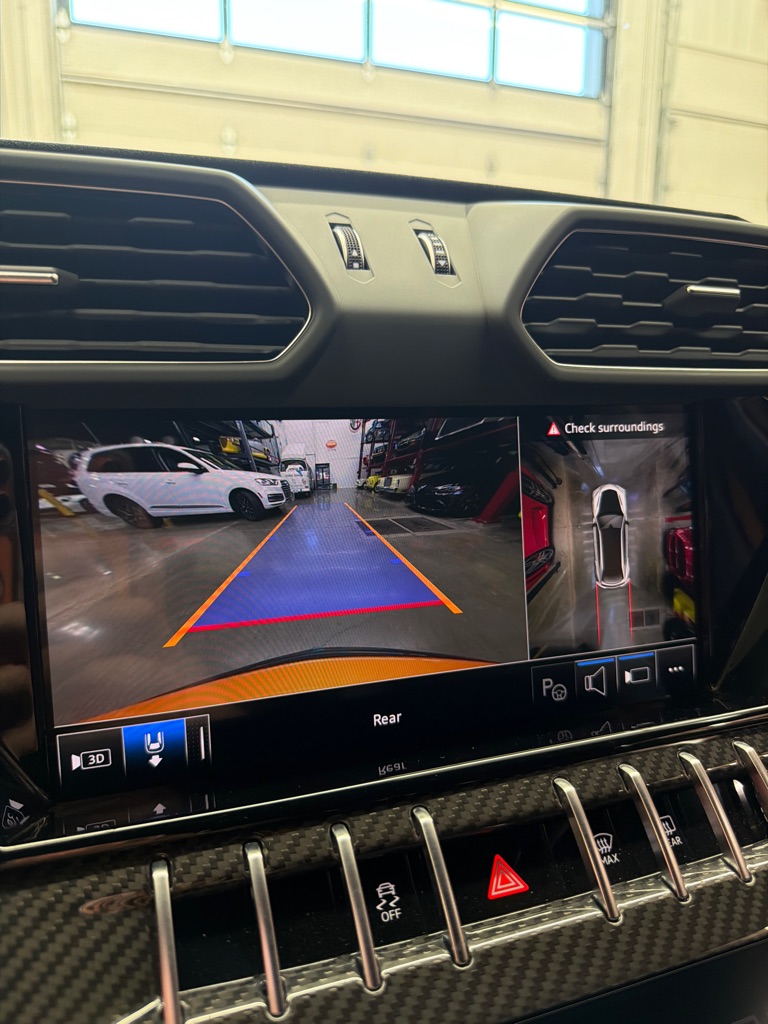 Photo 15 of this LAMBORGHINI URUS
