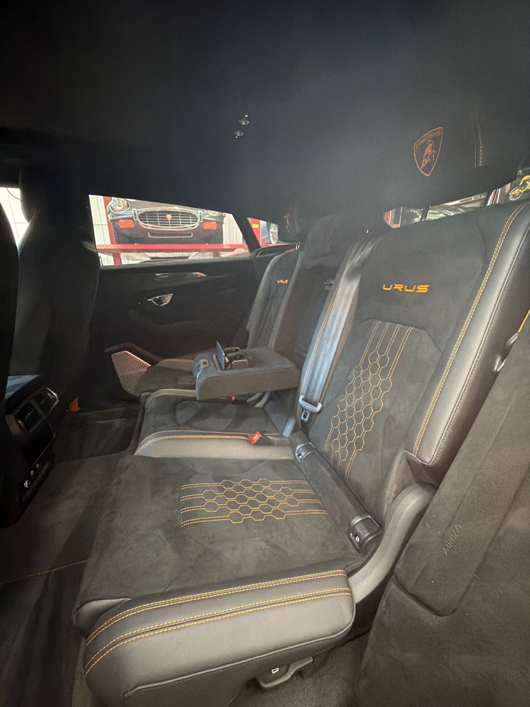 Photo 8 of this LAMBORGHINI URUS