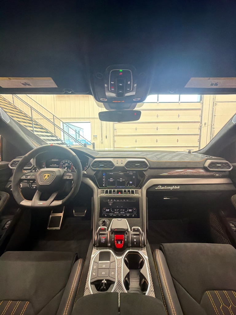 Photo 11 of this LAMBORGHINI URUS