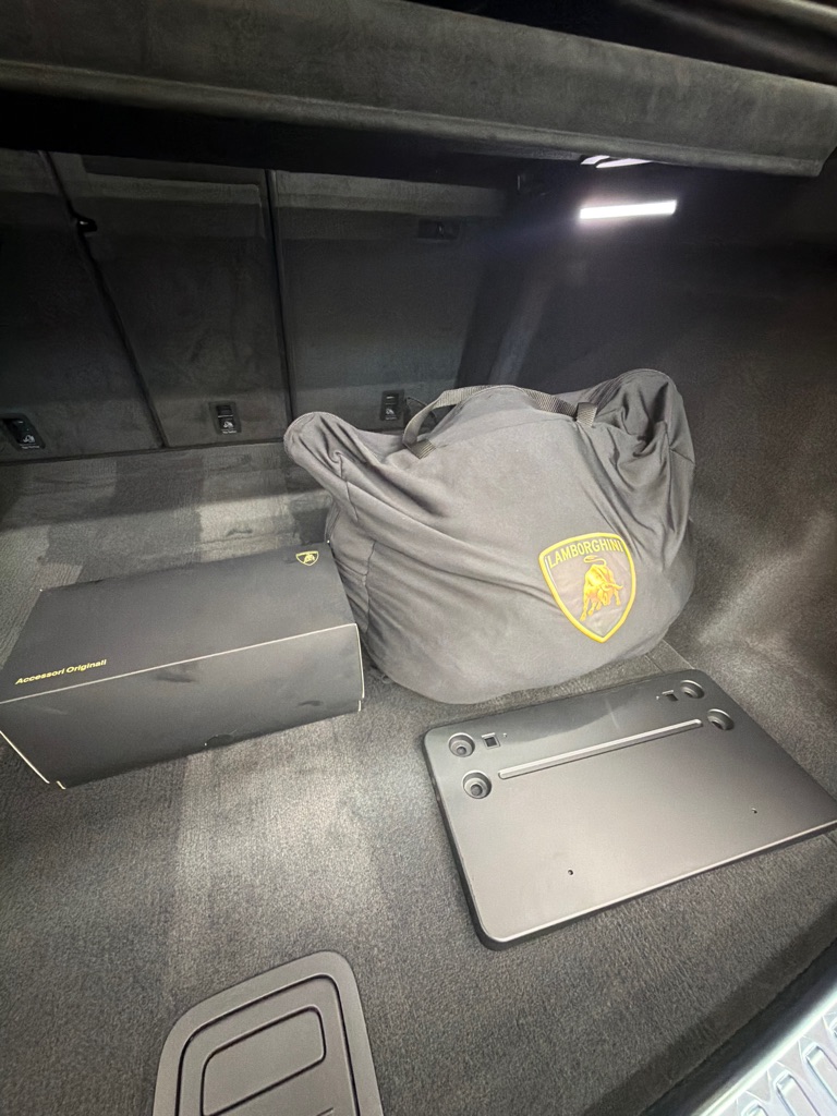 Photo 27 of this LAMBORGHINI URUS