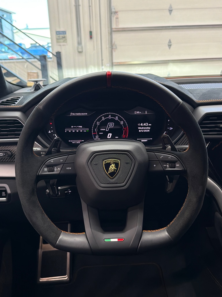 Photo 10 of this LAMBORGHINI URUS