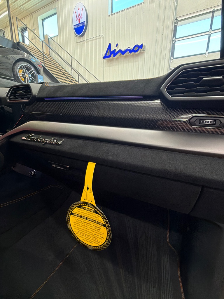 Photo 21 of this LAMBORGHINI URUS