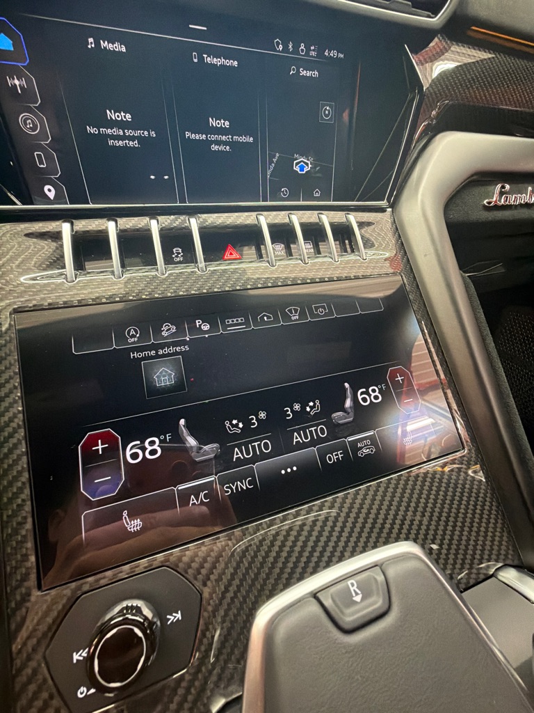 Photo 16 of this LAMBORGHINI URUS
