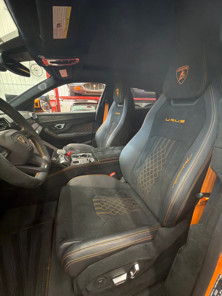 Photo 6 of this LAMBORGHINI URUS