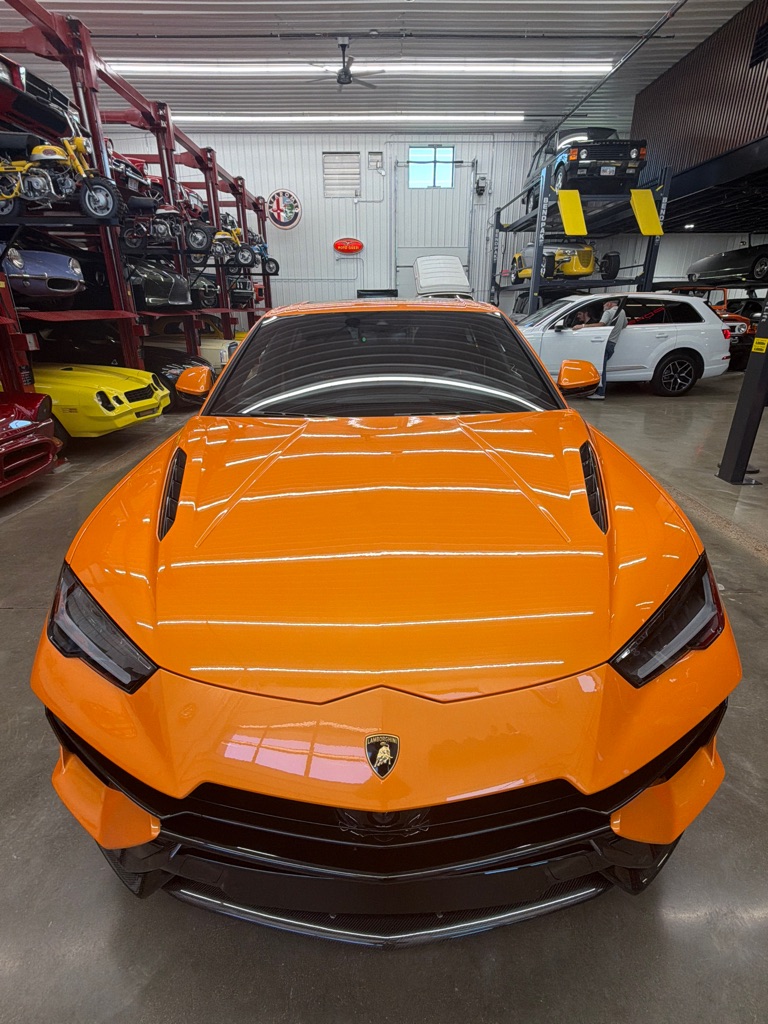 Photo 3 of this LAMBORGHINI URUS