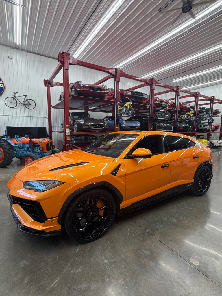 Photo 2 of this LAMBORGHINI URUS