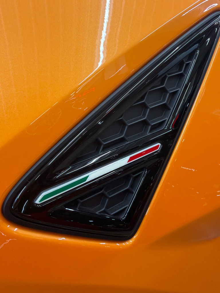 Photo 30 of this LAMBORGHINI URUS