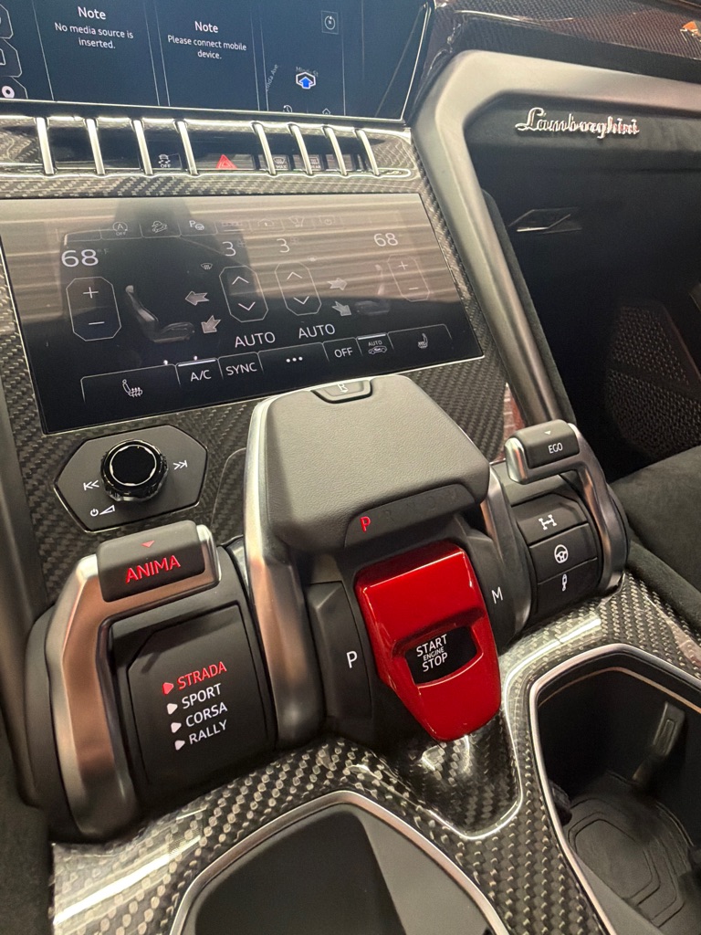 Photo 17 of this LAMBORGHINI URUS