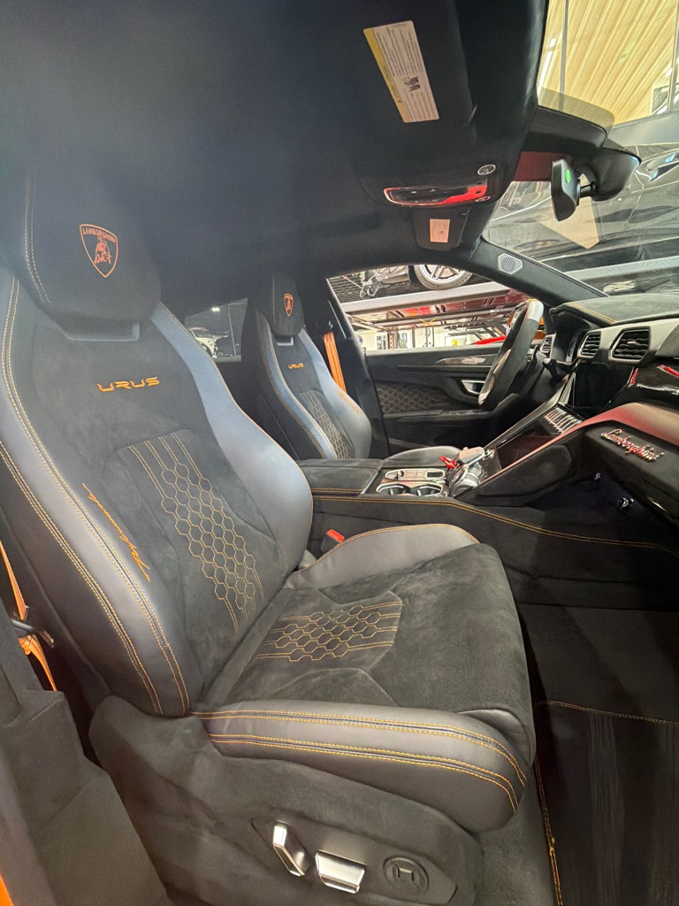 Photo 7 of this LAMBORGHINI URUS