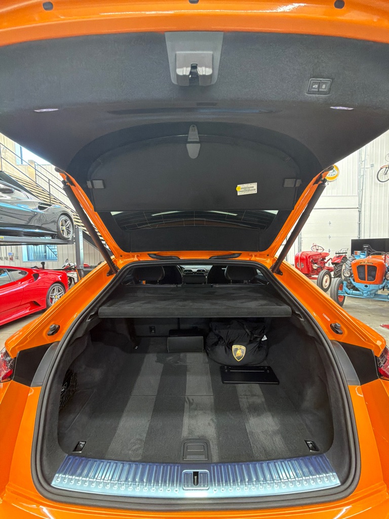 Photo 25 of this LAMBORGHINI URUS