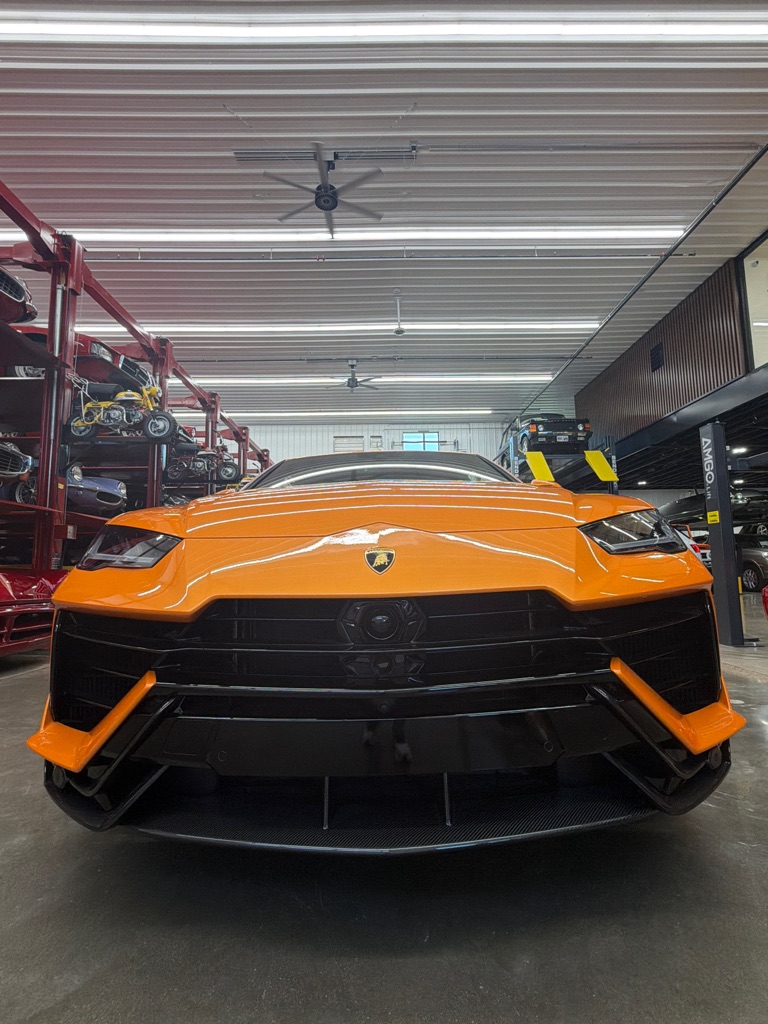 Photo 4 of this LAMBORGHINI URUS
