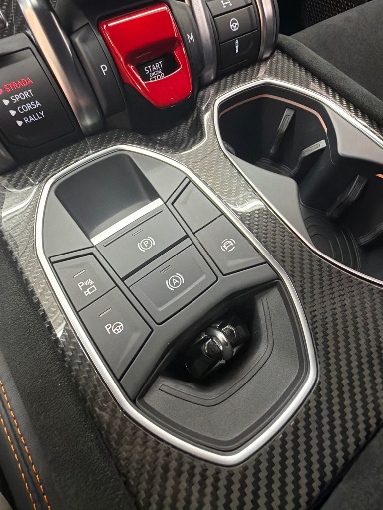 Photo 18 of this LAMBORGHINI URUS