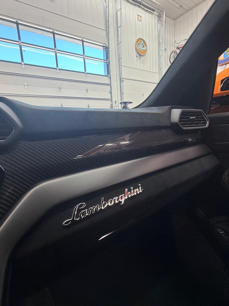 Photo 20 of this LAMBORGHINI URUS