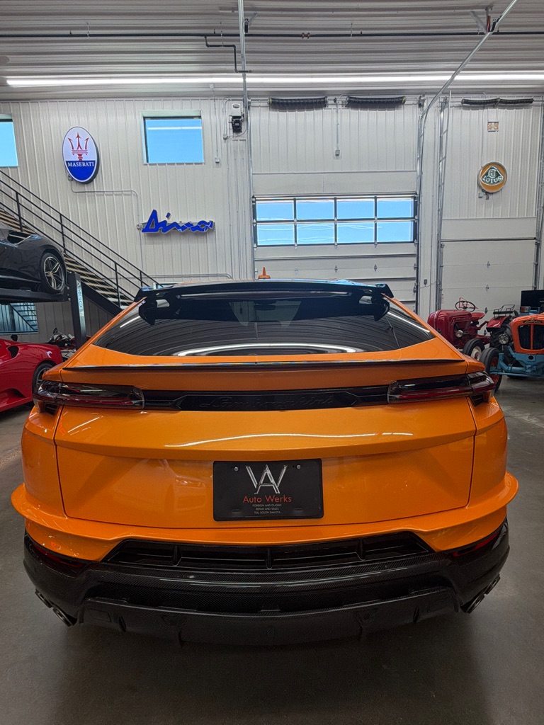 Photo 5 of this LAMBORGHINI URUS