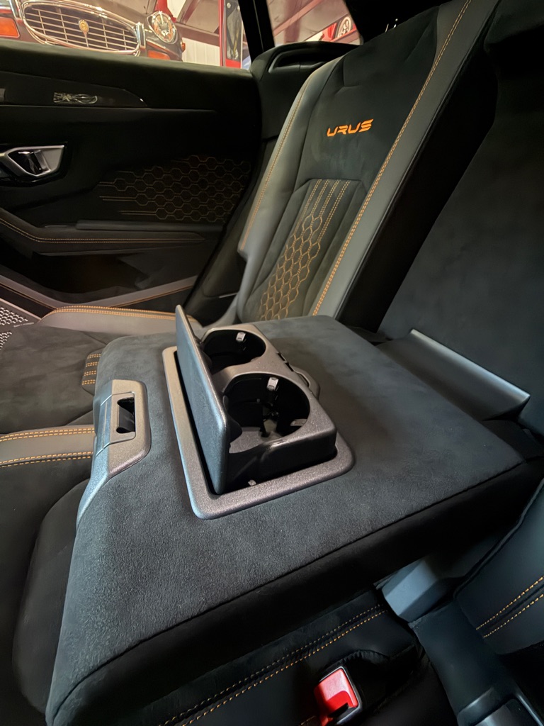 Photo 22 of this LAMBORGHINI URUS